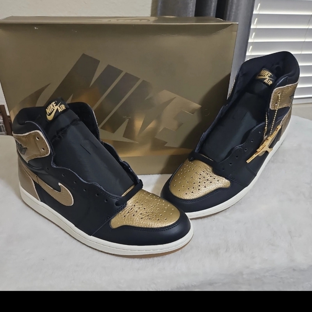 JordanNike Air Jordan 1 High OG Black/ Metallic Gold DZ5485-071  Size 11